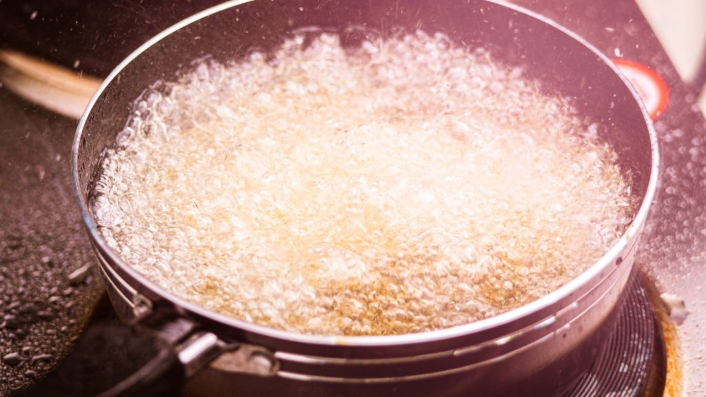 8 Smart Kitchen Habits That Keep Hot Oil From Making a Dangerous Mess