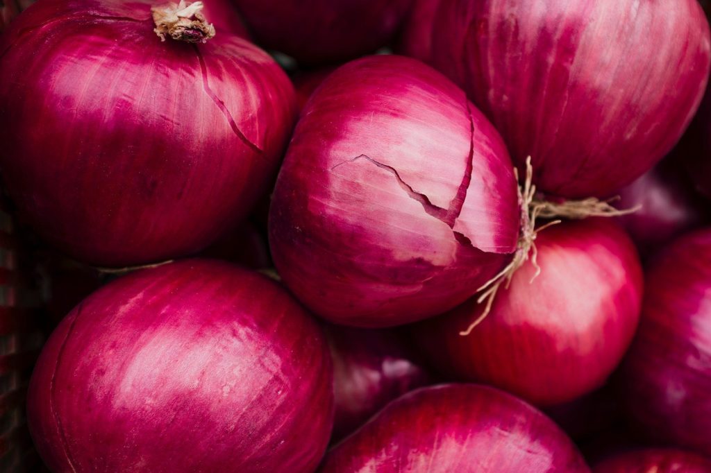 a pile of red apples