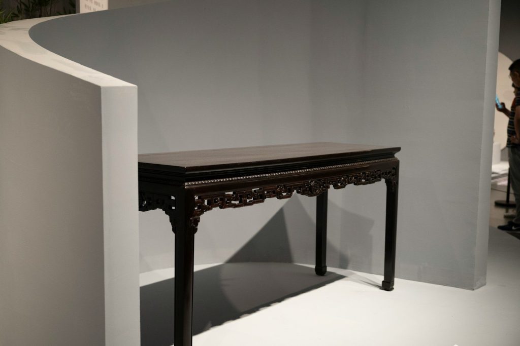 A black table sitting in the middle of a room