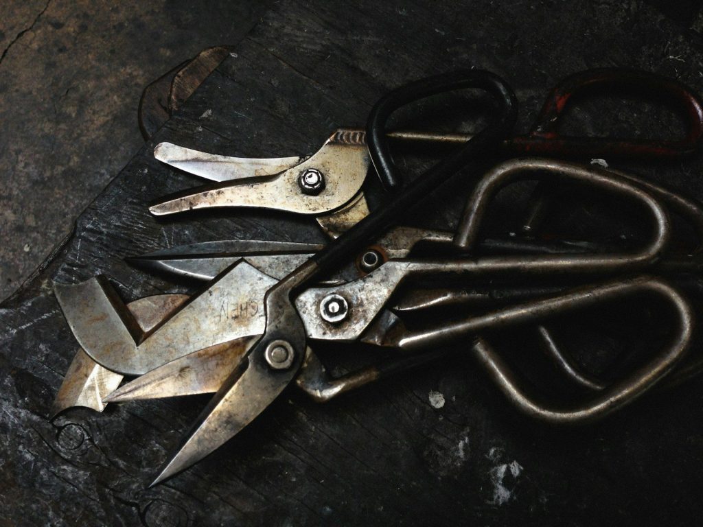 a bunch of scissors that are on a table