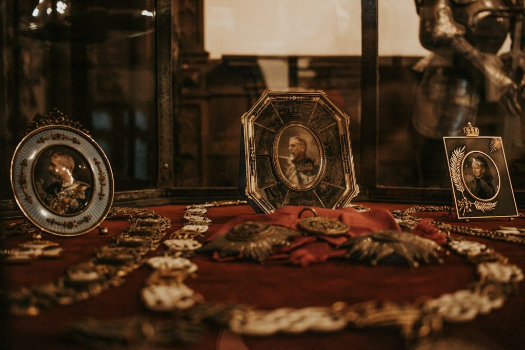 A table topped with lots of different types of clocks