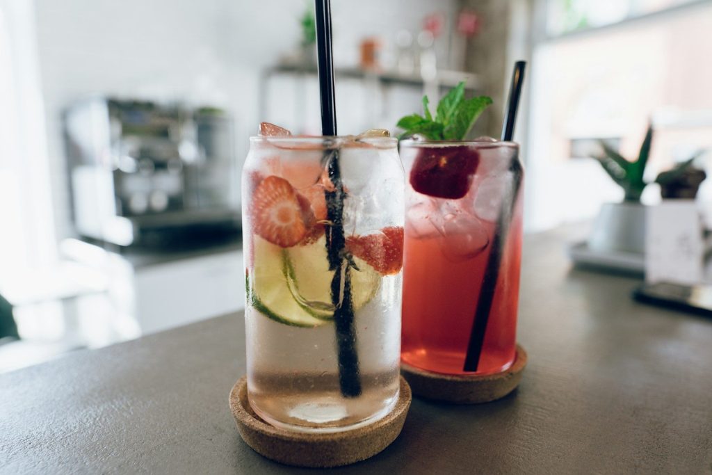 a couple of drinks sitting on top of a table