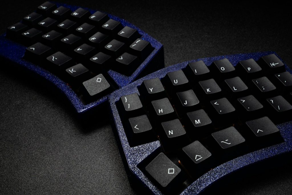 black computer keyboard on black table