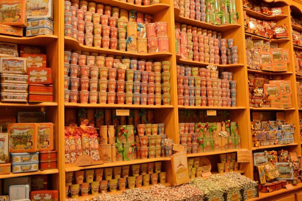 A store filled with lots of shelves filled with food